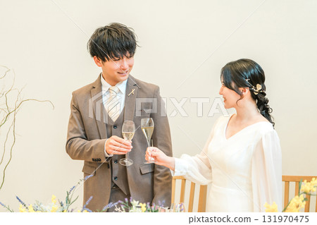 新娘和新郎在婚宴上敬酒(香檳、酒精、飲酒) 新娘和新郎在婚宴上敬酒(香檳、酒精、飲酒) 131970475