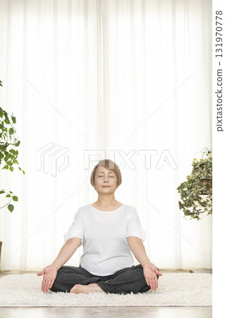 Senior woman doing Pilates in the living room 131970778