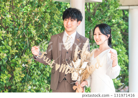 新娘和新郎帶著花環在婚禮大廳（新娘婚禮） 131971416