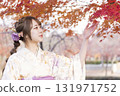 成年禮前照片：身著和服的女子欣賞秋葉 131971752