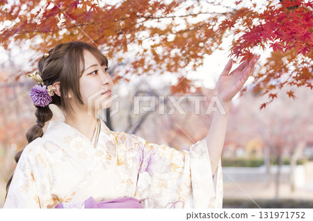 成年禮前照片:身著和服的女子欣賞秋葉 成年禮前照片:身著和服的女子欣賞秋葉 131971752