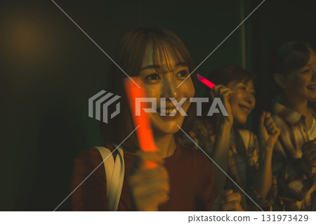 扇子 女生 女孩 131973429