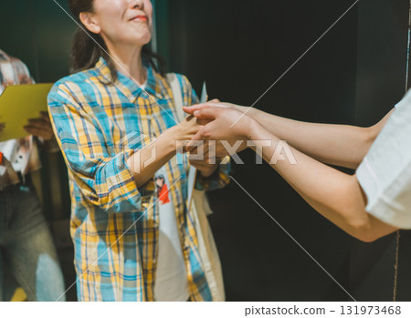 搖動 握手 偶像 131973468