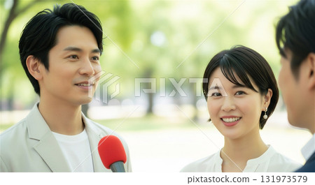 一對夫婦在街上、公園接受採訪 131973579