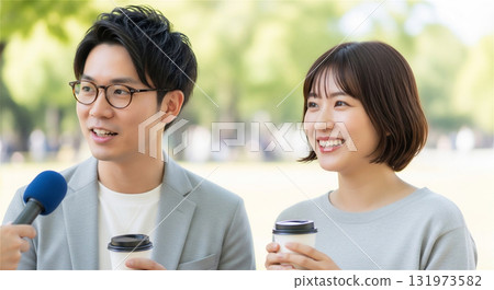 一對夫婦在街上、公園接受採訪 131973582