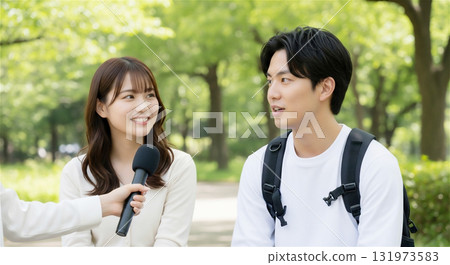 一對夫婦在街上、公園接受採訪 131973583