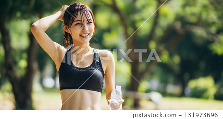 年輕女子鍛煉 年輕女子鍛煉 131973696