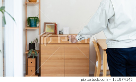一名身穿工作服的男子正在檢查家具 131974145