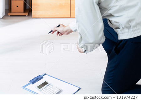 一名身穿工作服的男子正在檢查家具 131974227