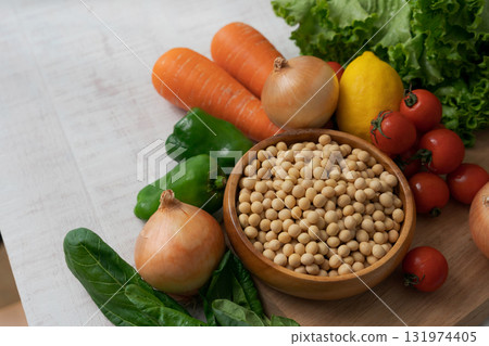 碗裡盛有大豆和大量蔬菜 131974405