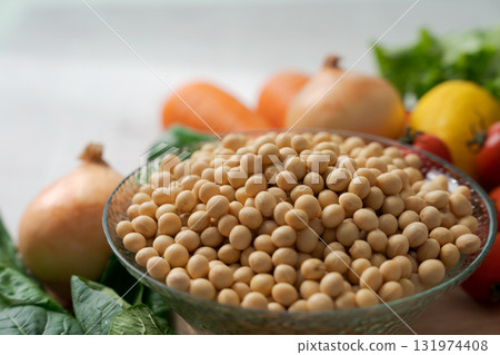 碗裡盛有大豆和大量蔬菜 131974408