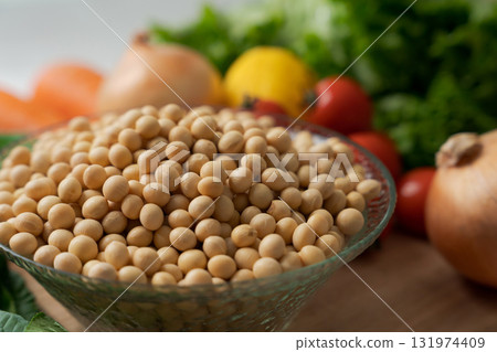 碗裡盛有大豆和大量蔬菜 131974409