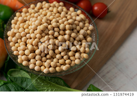碗裡盛有大豆和大量蔬菜 131974419