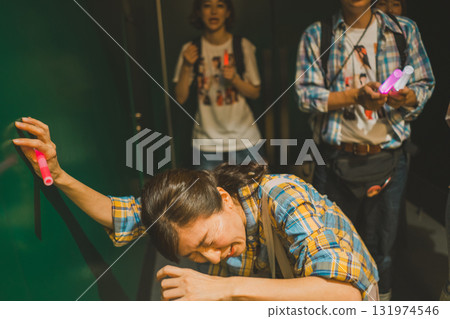 collapse, idol, cheering 131974546