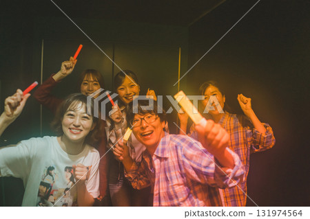 cheering, idol, man and woman 131974564