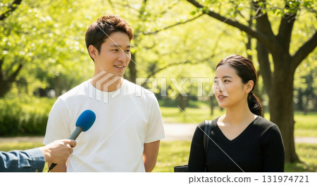 一對夫婦在街上、公園接受採訪 一對夫婦在街上、公園接受採訪 131974721