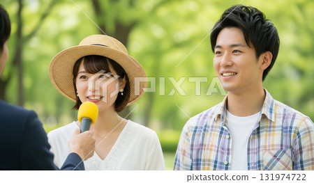 一對夫婦在街上、公園接受採訪 131974722