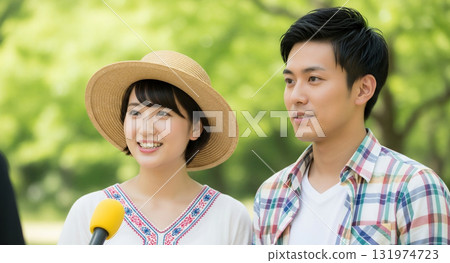一對夫婦在街上、公園接受採訪 131974723