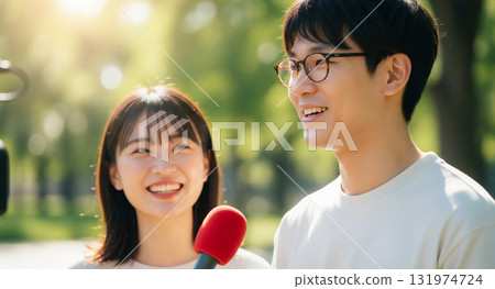 一對夫婦在街上、公園接受採訪 131974724