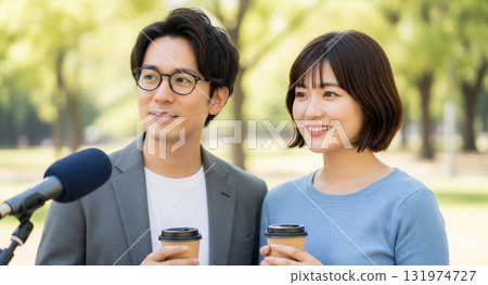 一對夫婦在街上、公園接受採訪 131974727