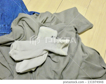凌亂的衣服和襪子 凌亂的衣服和襪子 131974948