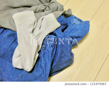 凌亂的衣服和襪子 凌亂的衣服和襪子 131974967