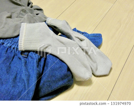 凌亂的衣服和襪子 131974970