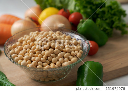 碗裡盛有大豆和大量蔬菜 131974976
