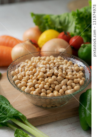 碗裡盛有大豆和大量蔬菜 131974978