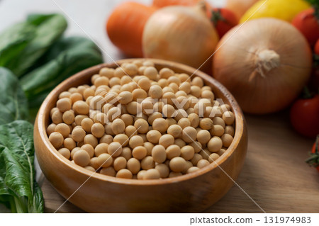 碗裡盛有大豆和大量蔬菜 碗裡盛有大豆和大量蔬菜 131974983