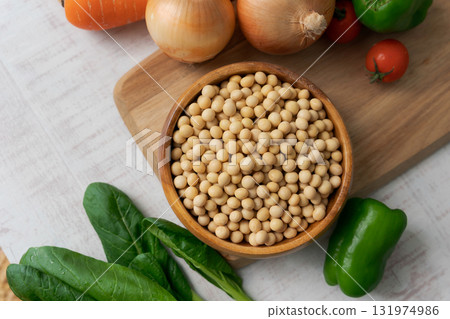 碗裡盛有大豆和大量蔬菜 碗裡盛有大豆和大量蔬菜 131974986