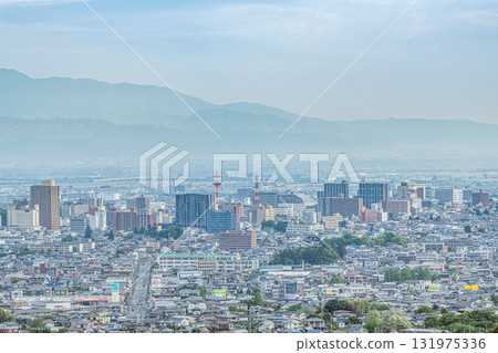 山形縣山形市:從山上眺望山形市的春天街景 山形縣山形市:從山上眺望山形市的春天街景 131975336