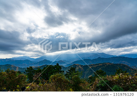 [Tokyo] A view from Mount Takao, where impressive clouds cover the sky 131976120