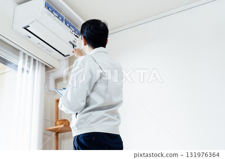 男工人檢查空調 131976364