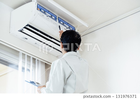 男工人檢查空調 131976371
