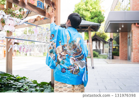 七五山朝聖：在祈願牌前的男孩 131976398
