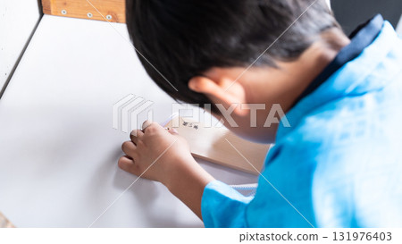 男孩在為七五三節寫祈願牌 男孩在為七五三節寫祈願牌 131976403