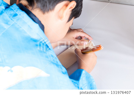 男孩在為七五三節寫祈願牌 男孩在為七五三節寫祈願牌 131976407