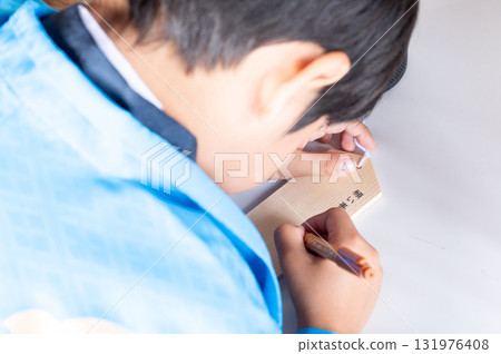 參拜七五山神社：男孩在祈願牌上寫下願望 131976408