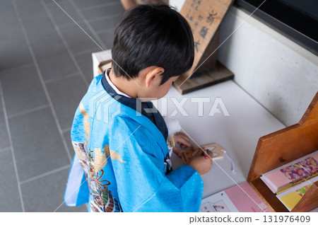 參拜七五山神社：男孩在祈願牌上寫下願望 131976409