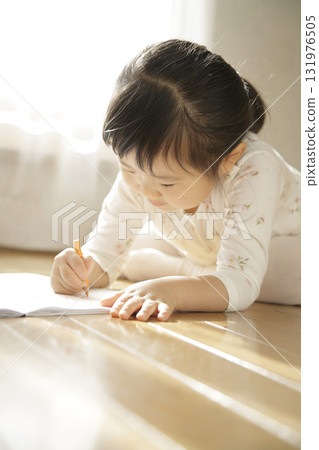 A girl who paints in the living room 131976505