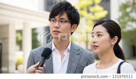 一對夫婦接受街頭採訪 131976511