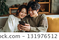一對年輕夫婦一起看智慧型手機 131976512