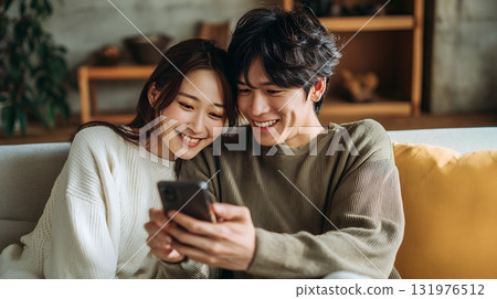 一對年輕夫婦一起看智慧型手機 131976512