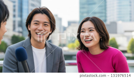 一對夫婦接受街頭採訪 131976514