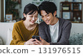 一對年輕夫婦一起看智慧型手機 131976515