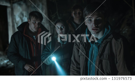 年輕人在鬧鬼的地方測試他們的勇氣:半夜探索廢棄的廢墟 年輕人在鬧鬼的地方測試他們的勇氣:半夜探索廢棄的廢墟 131976573