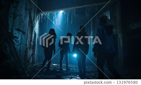 年輕人在鬧鬼的地方感到恐懼:午夜的恐怖和刺激 年輕人在鬧鬼的地方感到恐懼:午夜的恐怖和刺激 131976580