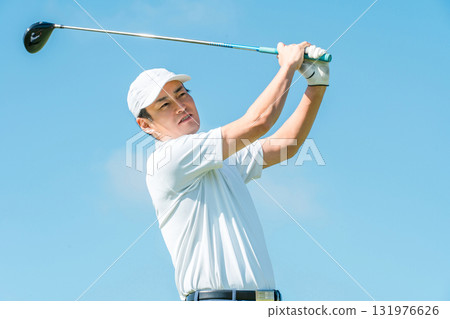 男高爾夫球手在高爾夫球場揮動一號木桿(藍天) 男高爾夫球手在高爾夫球場揮動一號木桿(藍天) 131976626