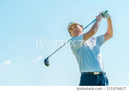 男高爾夫球手在高爾夫球場揮動一號木桿(藍天) 男高爾夫球手在高爾夫球場揮動一號木桿(藍天) 131976627